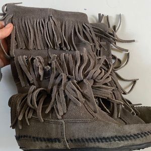 Size 8 Minnetonka Fringe boot